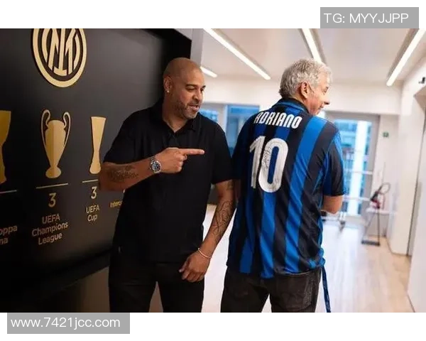 国米官方社交媒体分享图拉姆与阿德里亚诺合影瞬间前辈签名传承情怀